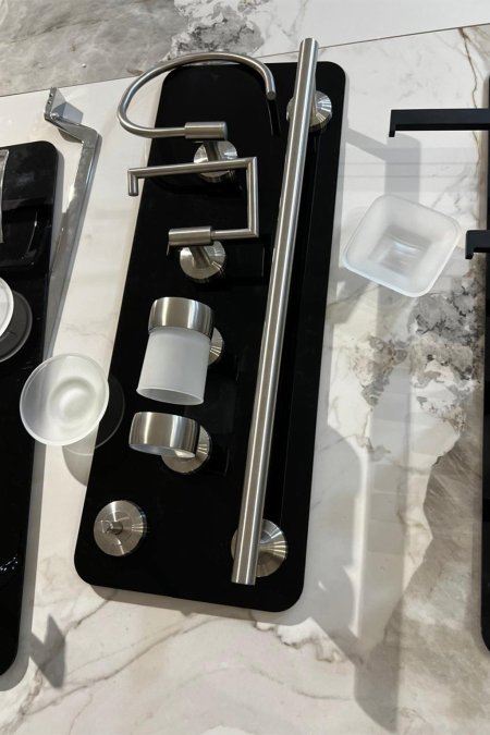 طقم إكسسوارات حمّام جداري ستانلس – مودرن (6 قطع)